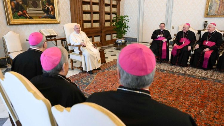 I vescovi della Puglia in visita ad Limina