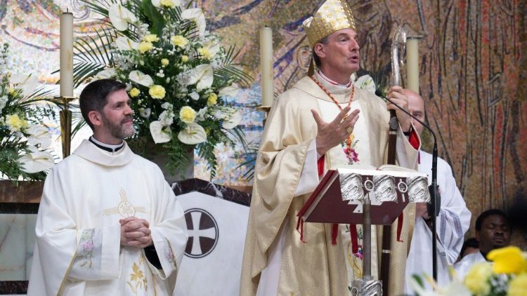 Kardinali Bustillo F. X Mwakilishi wa Baba Mtakatifu