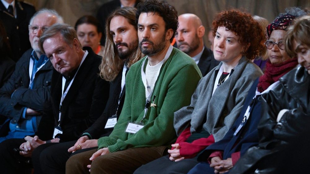 Папа падчас сустрэчы з прадстаўнікымі свету мастацтва, сабранымі ў касцёле святой Магдалены ў жаночай турме Венецыя-Джудэка