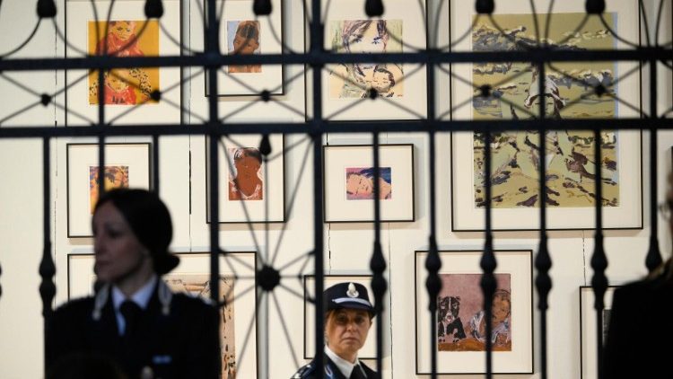 Baba Mtakatifu ametembelea Banda la Maonesho kutoka Vatican yanayonogeshwa na kauli mbiu “Kwa macho Yangu.” 