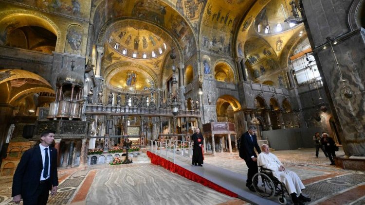 Franziskus im Markusdom