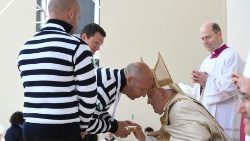 Baba Mtakatifu ameyaelekeza mawazo yake nchini Haiti ambayo kwa sasa iko katika hali ya hatari na kwamba, watu wanateseka sana kutokana na kuharibika kwa miundombinu ya sekta ya afya, ukosefu wa chakula