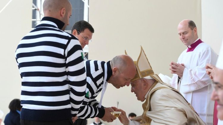 Baba Mtakatifu ameyaelekeza mawazo yake nchini Haiti ambayo kwa sasa iko katika hali ya hatari na kwamba, watu wanateseka sana kutokana na kuharibika kwa miundombinu ya sekta ya afya, ukosefu wa chakula