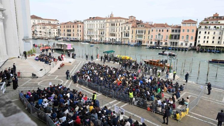 El Papa Francisco en Venecia en el encuentro con los jóvenes frente a la Basílica de la Salud