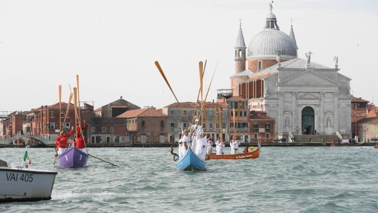 L'omaggio dei gondolieri al Papa durante la traversata del Papa nella laguna veneta per raggiungere la Basilica della Salute 