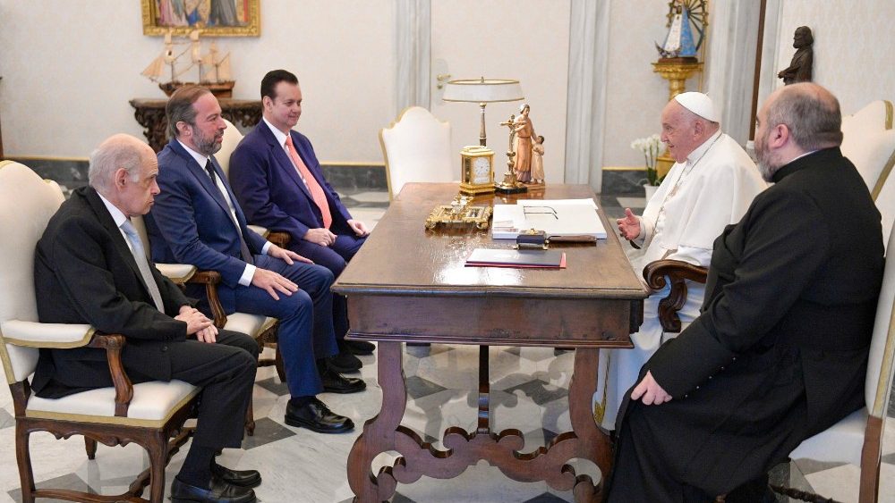 A delegação brasileira em audiência com o Papa no Vaticano