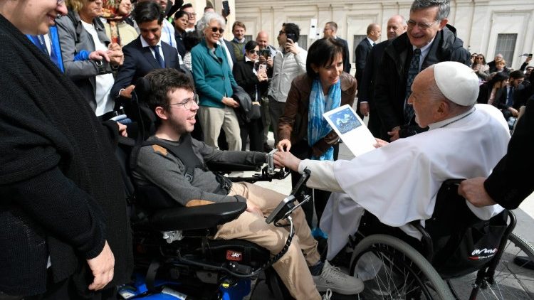 Lia Beltrami ao falar ao Papa sobre a exposi&ccedil;&atilde;o Changes e o filme sobre as l&iacute;deres ind&iacute;genas