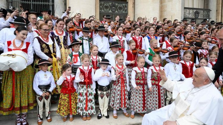 Papa sa&uacute;da os fi&eacute;is poloneses presentes na Pra&ccedil;a S&atilde;o Pedro