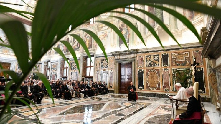 Papst Franziskus und die Teilnehmer an #BeHuman