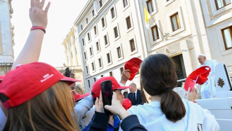 Die Firmlinge aus Genua beim Papst