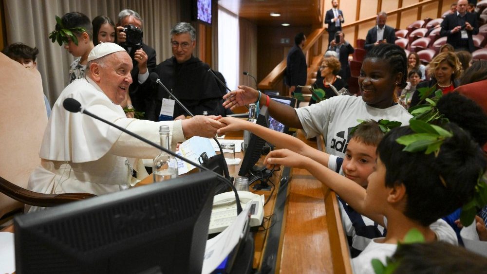 A participação do Papa na "Mesa das Crianças" do II Encontro Mundial sobre a Fraternidade Humana