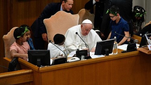 Der Papst und die Kinder: Für eine geschwisterliche Welt