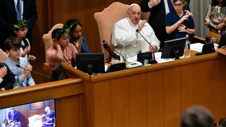 Participación del Santo Padre en la mesa redonda "Niños, generación del futuro" en el marco del II Encuentro Mundial sobre la Fraternidad Humana #BeHuman, 11 de mayo de 2024. (Vatican Media)