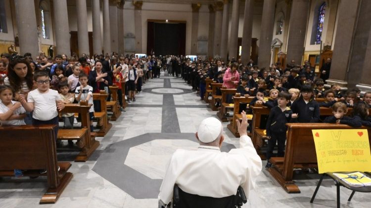 O próprio Papa desejou que houvesse um breve momento de interação com as crianças