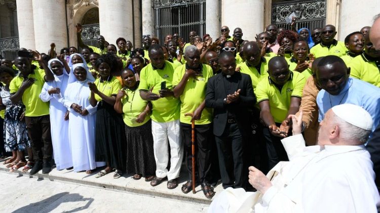 പൊതുജന കൂടികാഴ്ചയിൽ ഫ്രാ൯സിസ് പാപ്പാ.