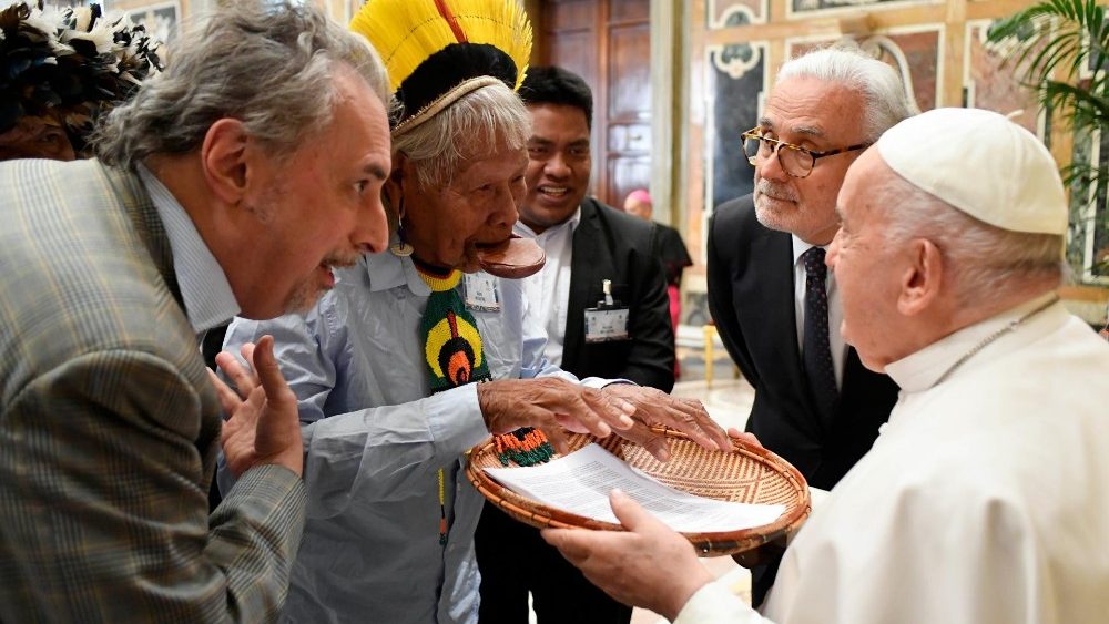 Cacique Raoni com o Papa Francisco durante a audiência aos participantes do encontro promovido pelas Pontifícias Academias das Ciências e das Ciências Sociais