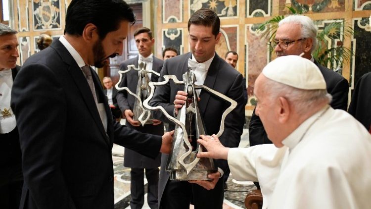 O prefeito de São Paulo, Ricardo Nunes, entregando uma imagem de Nossa Senhora Aparecida ao Papa