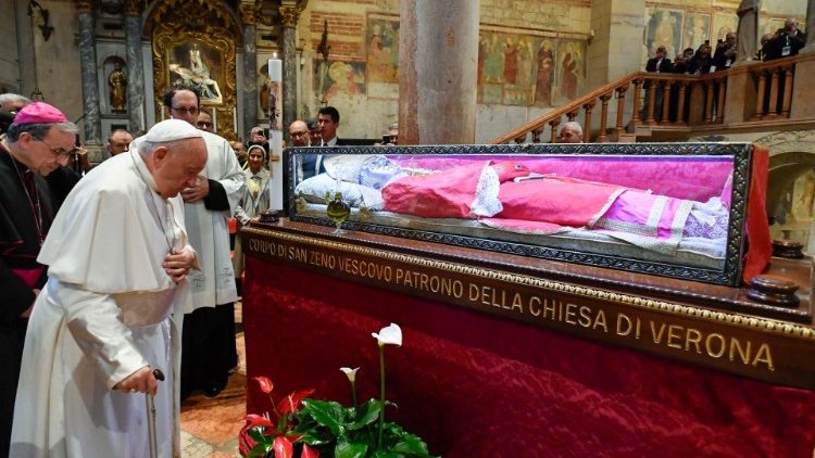 Papež uctívá ostatky sv. Zena