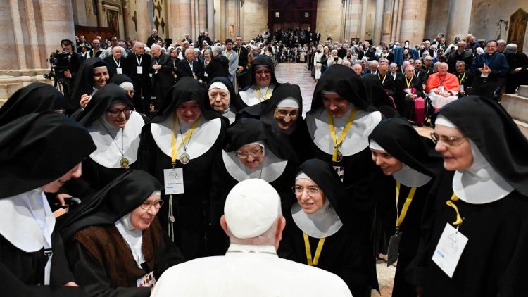 Påven möter ordenssystrar i Verona 2024