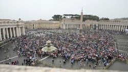 ഫ്രാൻസീസ് പാപ്പാ വത്തിക്കാനിൽ  നയിച്ച മദ്ധ്യാഹ്നപ്രാർത്ഥയിൽ സംബന്ധിക്കുന്ന വിശ്വാസികൾ വിശുദ്ധ പത്രോസിൻറെ ബസിലിക്കയുടെ അങ്കണത്തിൽ , 19/05/24, ഞായർ