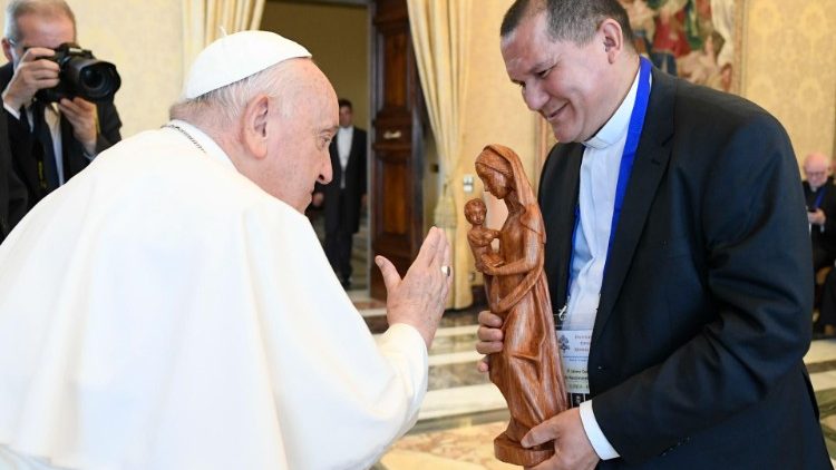 Le Pape rencontrant les directeurs nationaux des Œuvres Pontificales Missionnaires, en salle du Consistoire du Palais apostolique, le 25 mai 2024. 