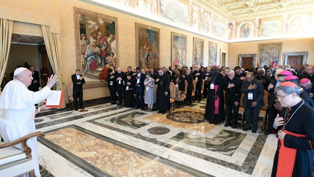 Papa Francisco com os diretores das Pontifícias Obras Missionárias