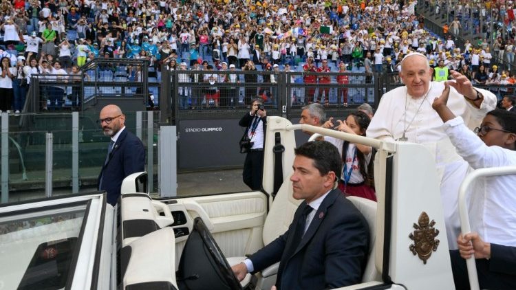 O Papa com as crianças na I Jornada Mundial das Crianças 