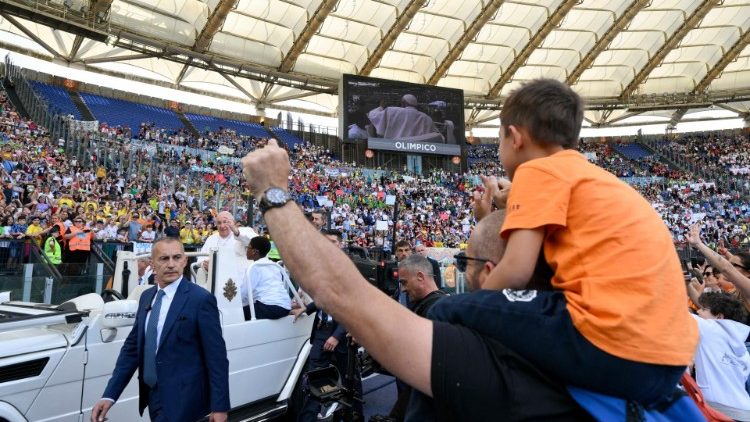 Francisco chegando ao Estádio Olímpico de Papamóvel