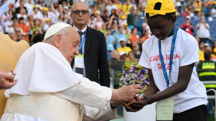 O Papa com as crianças na I Jornada Mundial das Crianças 