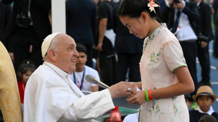 O Papa com as crianças na I Jornada Mundial das Crianças 