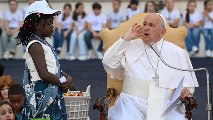 Francisco com as crianças no Estádio Olímpico de Roma