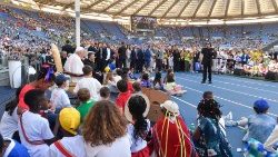 Picha ya Watoto na Papa Francisko wakati wa Siku ya Watoto Ulimwenguni katika Uwanja wa Olimpiki 2024.