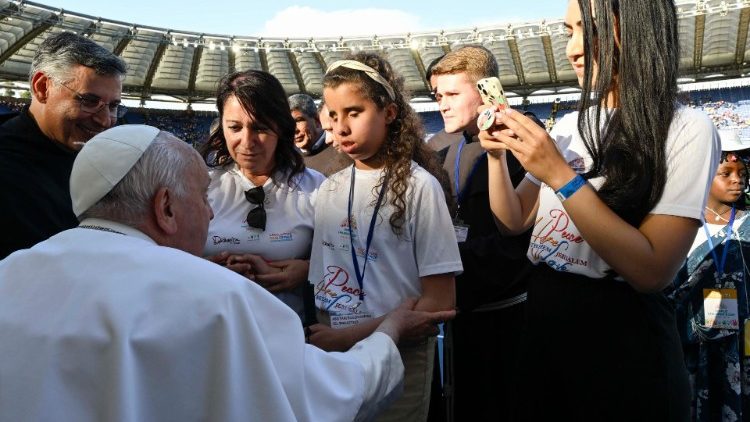 O Papa com as crianças na I Jornada Mundial das Crianças 
