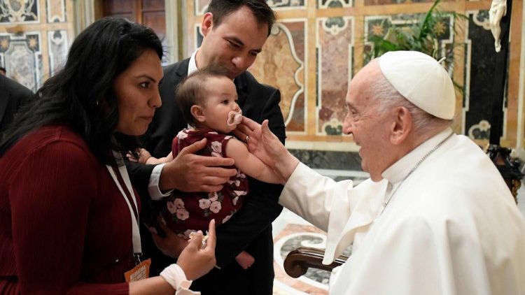 Papež zdraví jednu rodinu účastnící se mezinárodního kongresu organizovaného Dikasteriem pro laiky, rodinu a život