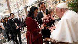 ഫ്രാൻസിസ് പാപ്പാ യുവജനഅജപാലനവുമായി ബന്ധപ്പെട്ട സമ്മേളനത്തിൽ സംബന്ധിച്ച ഒരു കുടുംബത്തോട് സംസാരിക്കുന്നു