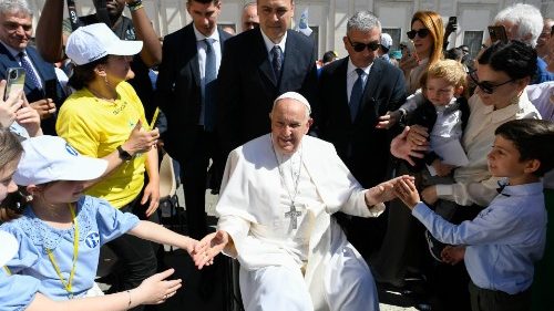 Messe pour les enfants: le Pape dialogue avec les plus petits sur la Trinité
