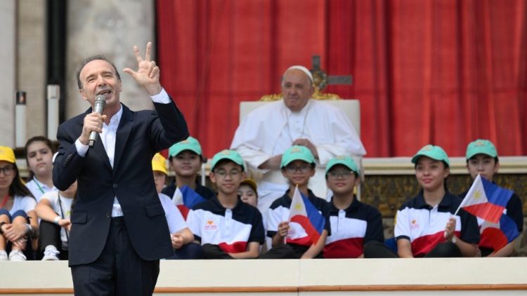 Beim bisher einzigen katholischen Weltkindertag im Mai 2024 war auch der italienische Komiker Roberto Benigni pr&auml;sent. Im Hintergrund Papst Franziskus