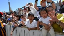 Děti při mši prvního Světového dne dětí v květnu roku 2024