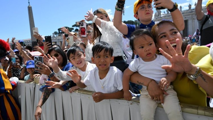 Děti při mši prvního Světového dne dětí v květnu roku 2024