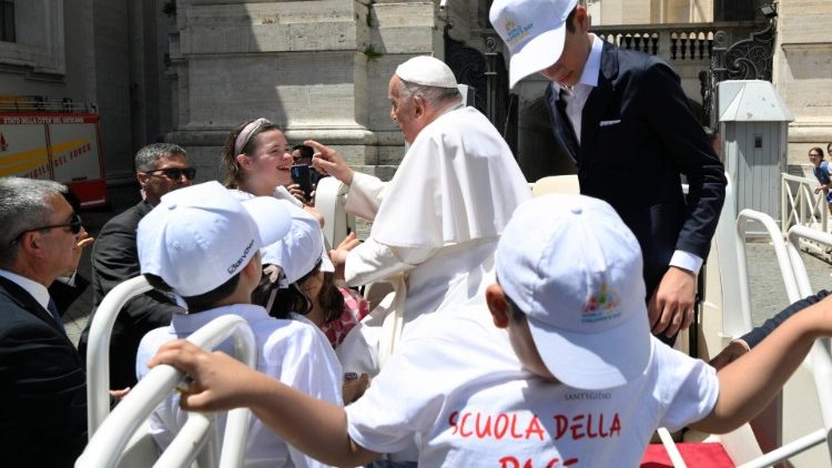 Papa Francesco tra i presenti accorsi in occasione della Santa Messa per la Prima Giornata Mondiale dei Bambini