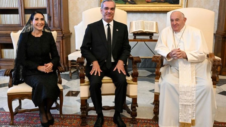 ഡൊമിനിക്കൻ റിപ്പബ്ലിക്കിൻ്റെ പ്രസിഡൻ്റ്,  ശ്രീ. ലൂയിസ് റോഡോൾഫോ അബിനാദർ വത്തിക്കാനിൽ ഫ്രാൻസിസ് പാപ്പായെ സന്ദർശിച്ചപ്പോൾ 