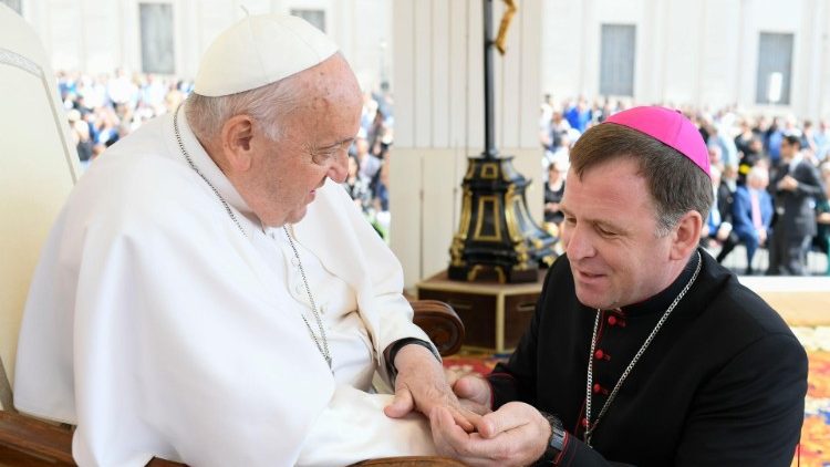 Єпископ Павло Гончарук під час загальної аудієнції з Папою Франциском