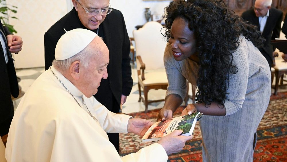 Francisco ao cumprimentar os representantes da Ceama e Repam