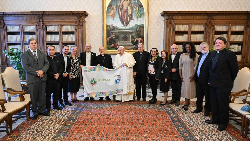 Francisco ao cumprimentar os representantes da Ceama e Repam