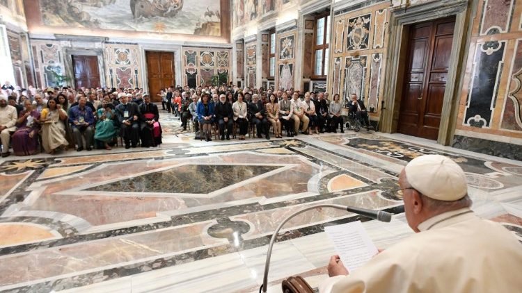 Il Papa mentre legge il suo discorso