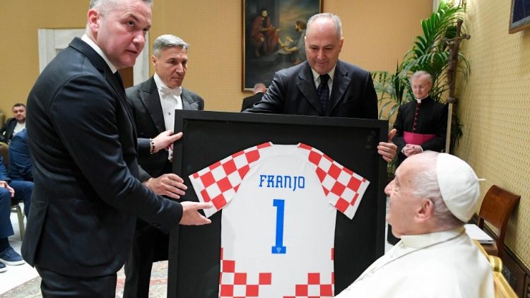 I dirigenti della nazionale di calcio della Croazia regalano una maglietta al Papa