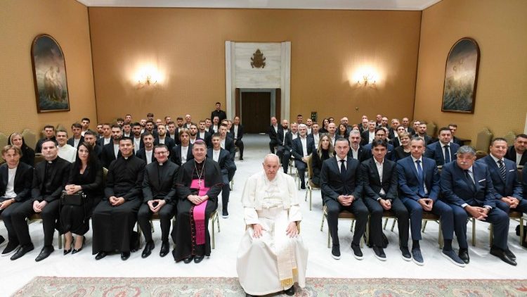 Foto di gruppo del Papa con squadra e dirigenti della Croazia