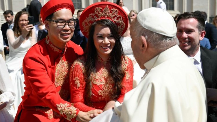 Papa amesalimia watu mabli mbali waliofika katika Katekesi yake ikiwemo wanandoa wapya