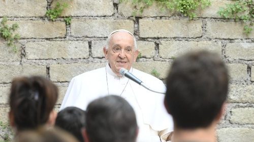 Papst in römischer Pfarrei: Liebe und Respekt als Beispiel für die Jugend 