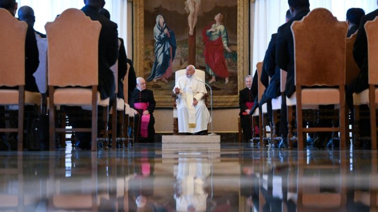 Le Pape François avec les étudiants de l'Académie pontificale ecclésiastique. 